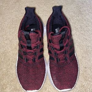 Women’s maroon adidas cloudfoam tennis shoes.